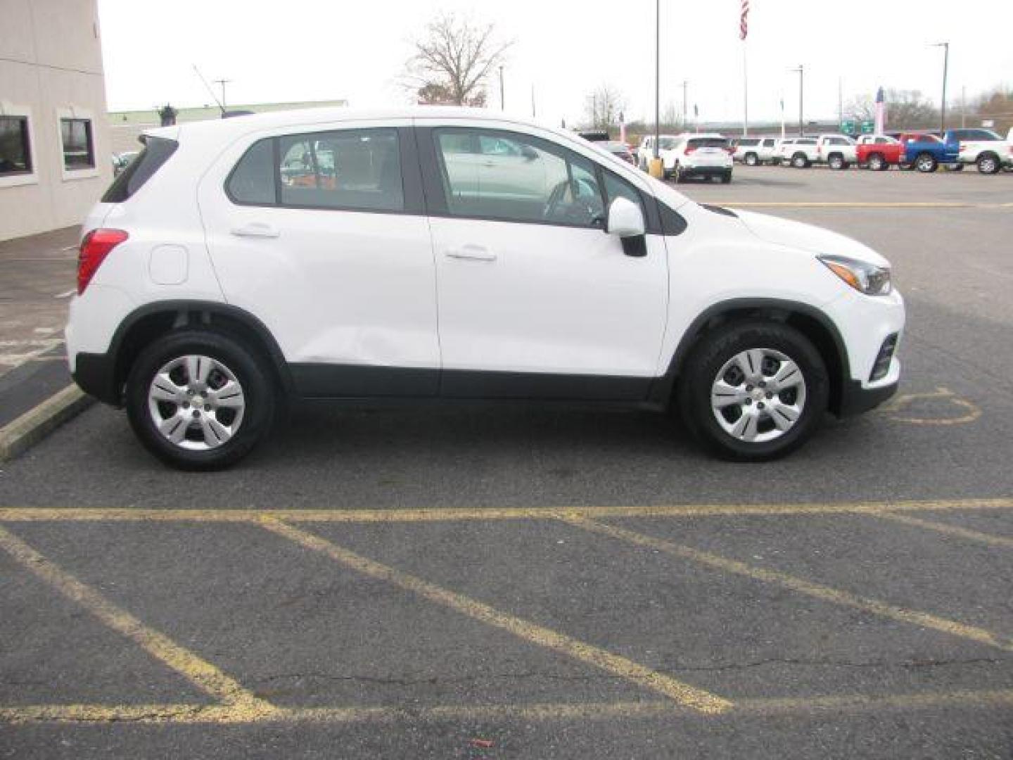 2018 White Chevrolet Trax LS FWD (3GNCJKSB5JL) with an 1.4L L4 DOHC 16V engine, 6-Speed Automatic transmission, located at 2443 Albert Pike, Hot Springs, AR, 71913, (501) 623-6255, 34.492222, -93.109993 - Photo#4