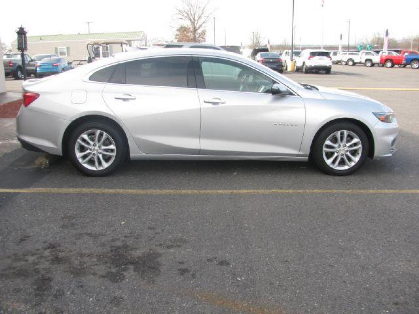 2018 Silver Chevrolet Malibu LT (1G1ZD5ST2JF) with an 1.5L L4 DOHC 16V engine, 6-Speed Automatic transmission, located at 2443 Albert Pike, Hot Springs, AR, 71913, (501) 623-6255, 34.492222, -93.109993 - Photo#4