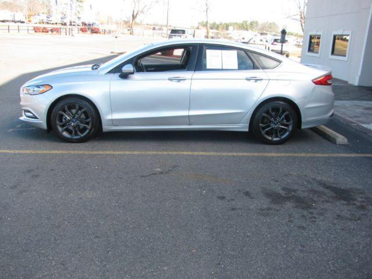 2018 Silver Ford Fusion SE (3FA6P0HD4JR) with an 1.5L L4 DOHC 16V engine, 6-Speed Automatic transmission, located at 2443 Albert Pike, Hot Springs, AR, 71913, (501) 623-6255, 34.492222, -93.109993 - Photo#1