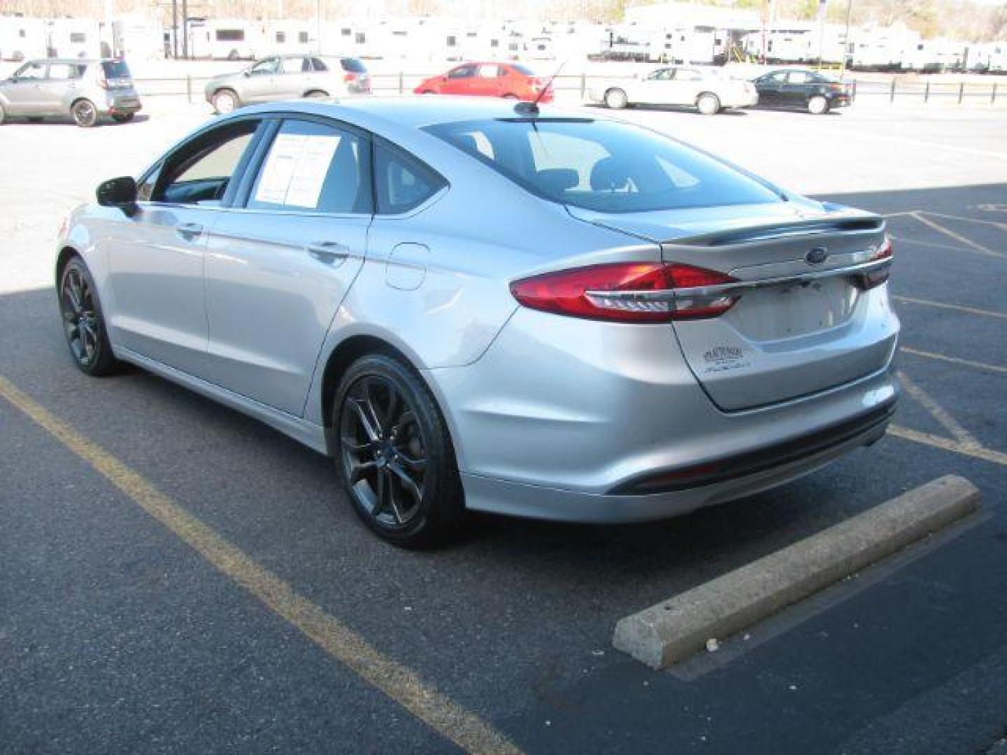 2018 Silver Ford Fusion SE (3FA6P0HD4JR) with an 1.5L L4 DOHC 16V engine, 6-Speed Automatic transmission, located at 2443 Albert Pike, Hot Springs, AR, 71913, (501) 623-6255, 34.492222, -93.109993 - Photo#2