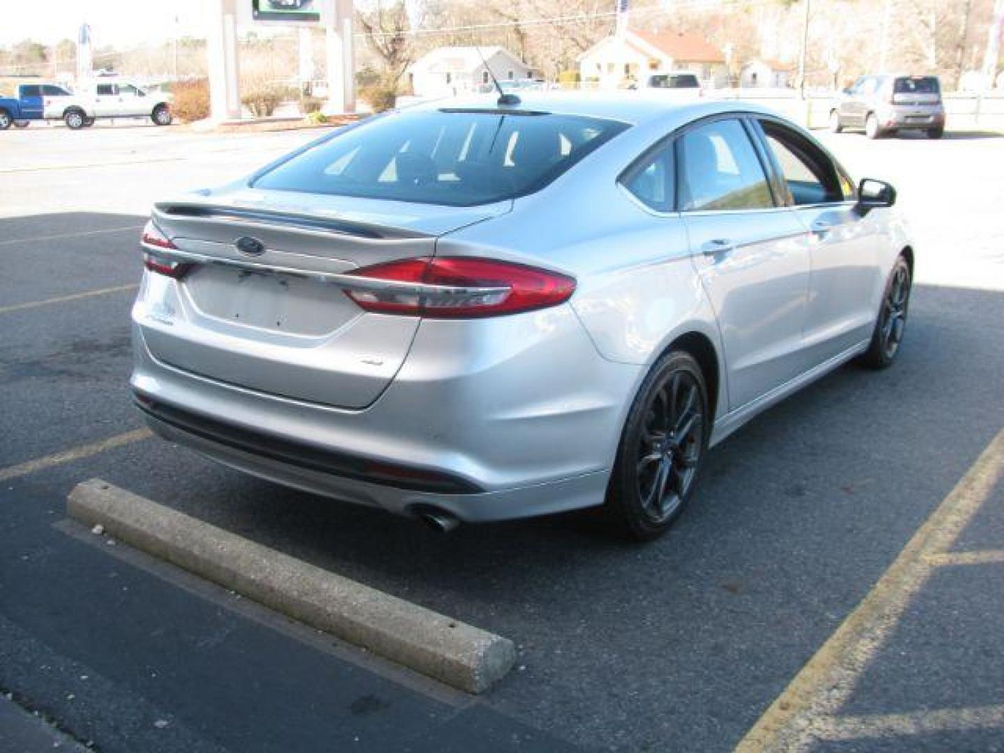 2018 Silver Ford Fusion SE (3FA6P0HD4JR) with an 1.5L L4 DOHC 16V engine, 6-Speed Automatic transmission, located at 2443 Albert Pike, Hot Springs, AR, 71913, (501) 623-6255, 34.492222, -93.109993 - Photo#3