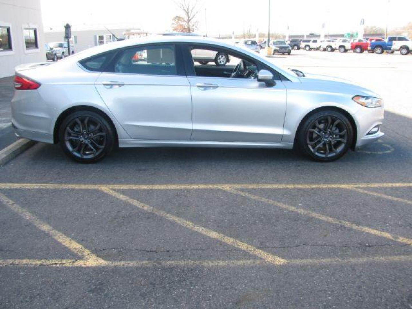 2018 Silver Ford Fusion SE (3FA6P0HD4JR) with an 1.5L L4 DOHC 16V engine, 6-Speed Automatic transmission, located at 2443 Albert Pike, Hot Springs, AR, 71913, (501) 623-6255, 34.492222, -93.109993 - Photo#4