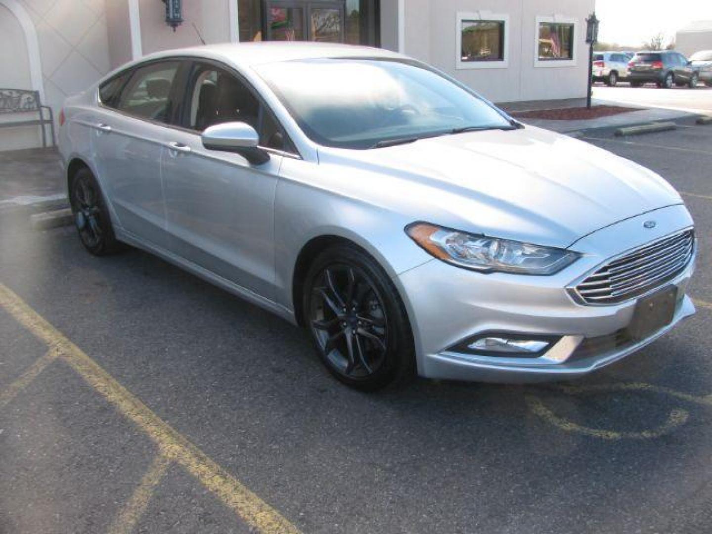 2018 Silver Ford Fusion SE (3FA6P0HD4JR) with an 1.5L L4 DOHC 16V engine, 6-Speed Automatic transmission, located at 2443 Albert Pike, Hot Springs, AR, 71913, (501) 623-6255, 34.492222, -93.109993 - Photo#5