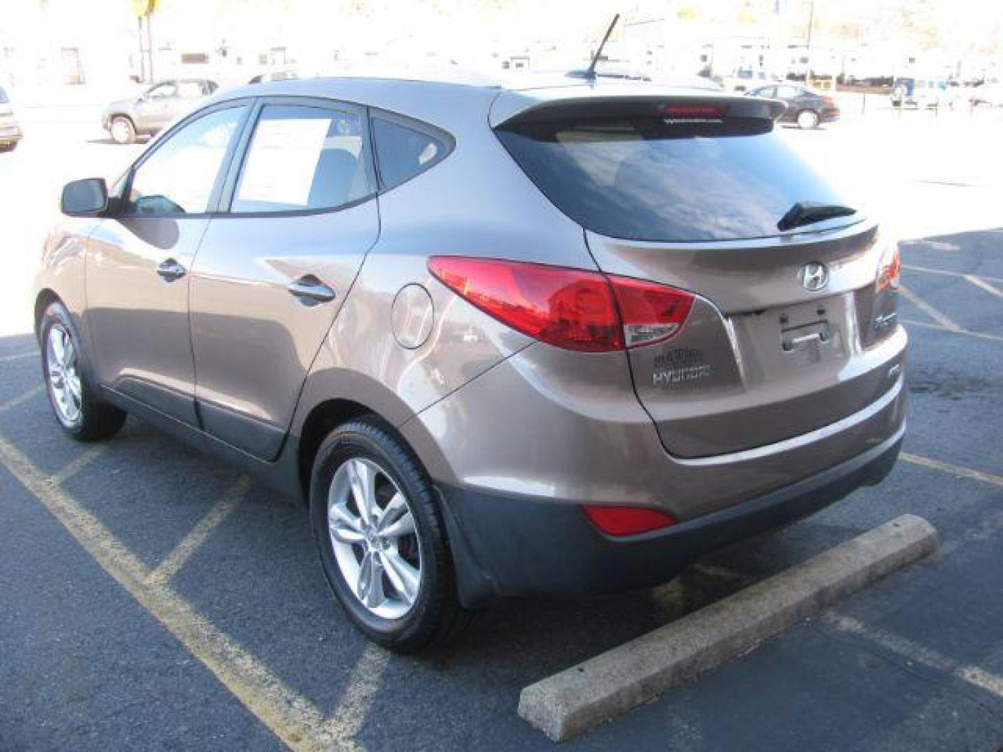 2011 Gray Hyundai Tucson Limited Auto AWD (KM8JUCAC2BU) with an 2.4L L4 DOHC 16V engine, 6-Speed Automatic transmission, located at 2443 Albert Pike, Hot Springs, AR, 71913, (501) 623-6255, 34.492222, -93.109993 - Photo#2