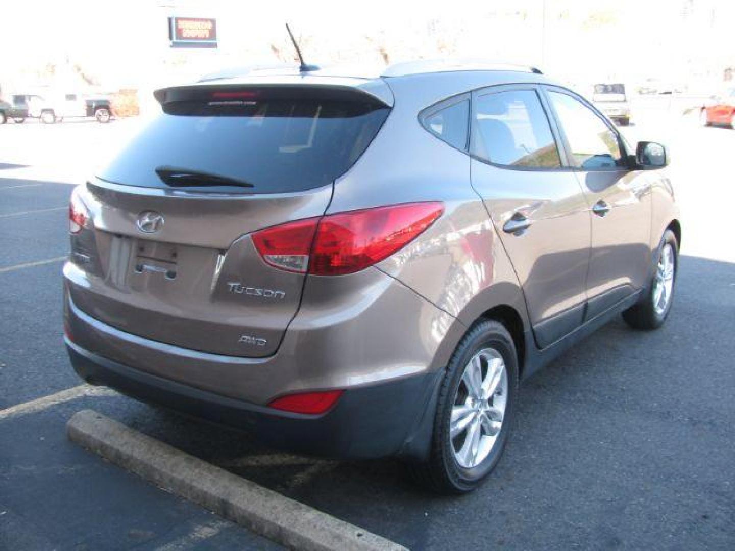 2011 Gray Hyundai Tucson Limited Auto AWD (KM8JUCAC2BU) with an 2.4L L4 DOHC 16V engine, 6-Speed Automatic transmission, located at 2443 Albert Pike, Hot Springs, AR, 71913, (501) 623-6255, 34.492222, -93.109993 - Photo#3