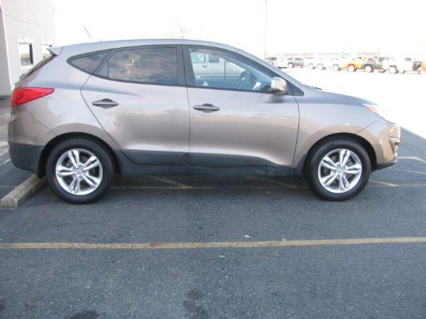 2011 Gray Hyundai Tucson Limited Auto AWD (KM8JUCAC2BU) with an 2.4L L4 DOHC 16V engine, 6-Speed Automatic transmission, located at 2443 Albert Pike, Hot Springs, AR, 71913, (501) 623-6255, 34.492222, -93.109993 - Photo#4