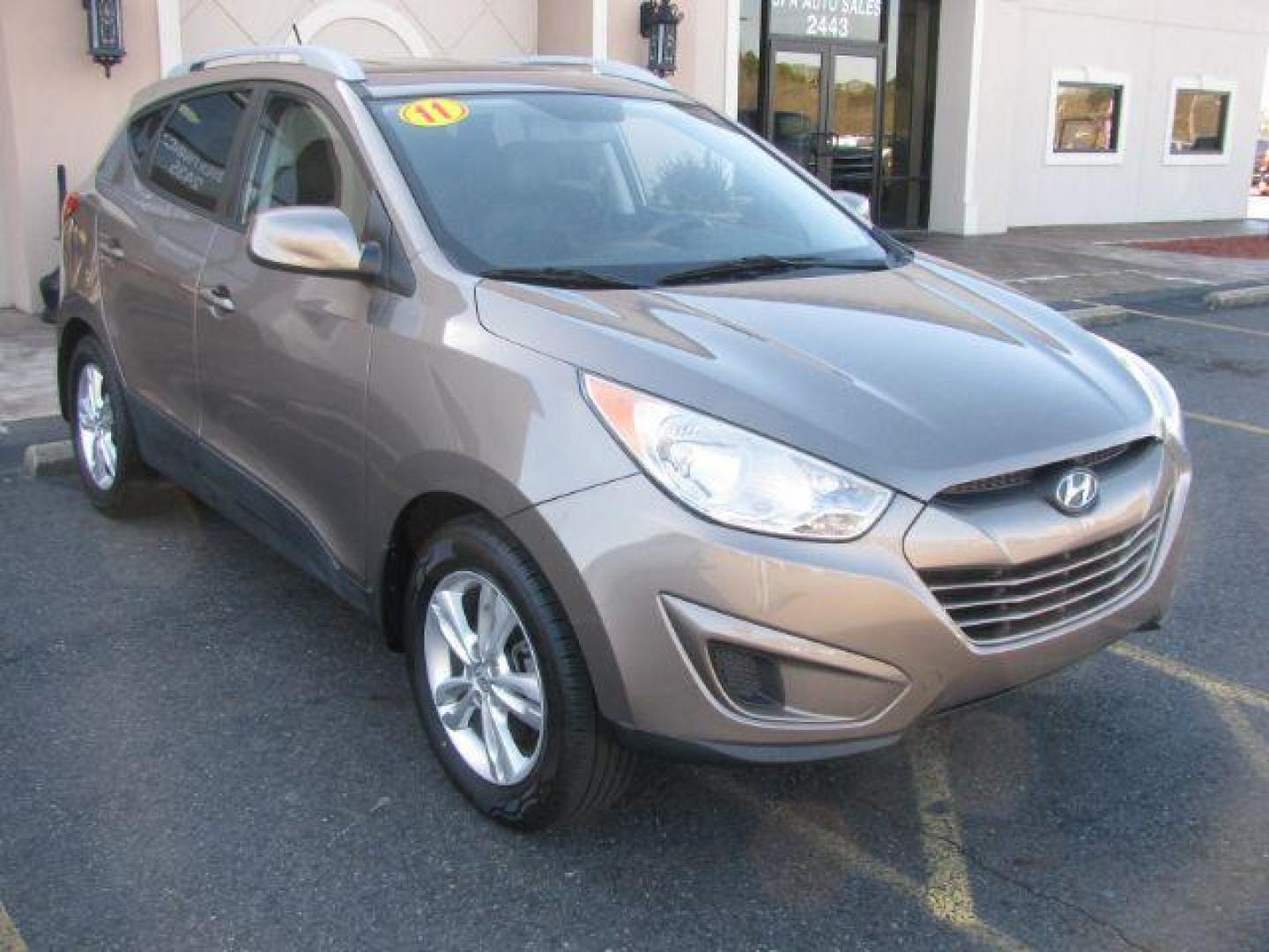 2011 Gray Hyundai Tucson Limited Auto AWD (KM8JUCAC2BU) with an 2.4L L4 DOHC 16V engine, 6-Speed Automatic transmission, located at 2443 Albert Pike, Hot Springs, AR, 71913, (501) 623-6255, 34.492222, -93.109993 - Photo#5