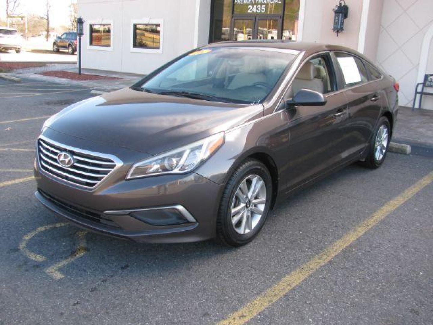 2016 Brown Hyundai Sonata SE (5NPE24AFXGH) with an 2.4L L4 DOHC 16V engine, 7-Speed Automatic transmission, located at 2443 Albert Pike, Hot Springs, AR, 71913, (501) 623-6255, 34.492222, -93.109993 - Photo#0