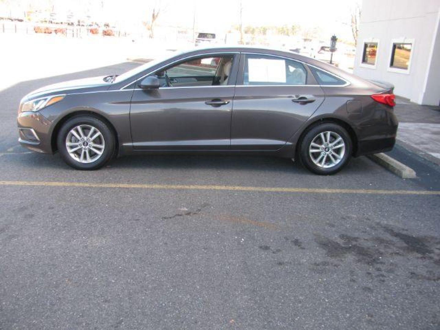 2016 Brown Hyundai Sonata SE (5NPE24AFXGH) with an 2.4L L4 DOHC 16V engine, 7-Speed Automatic transmission, located at 2443 Albert Pike, Hot Springs, AR, 71913, (501) 623-6255, 34.492222, -93.109993 - Photo#1