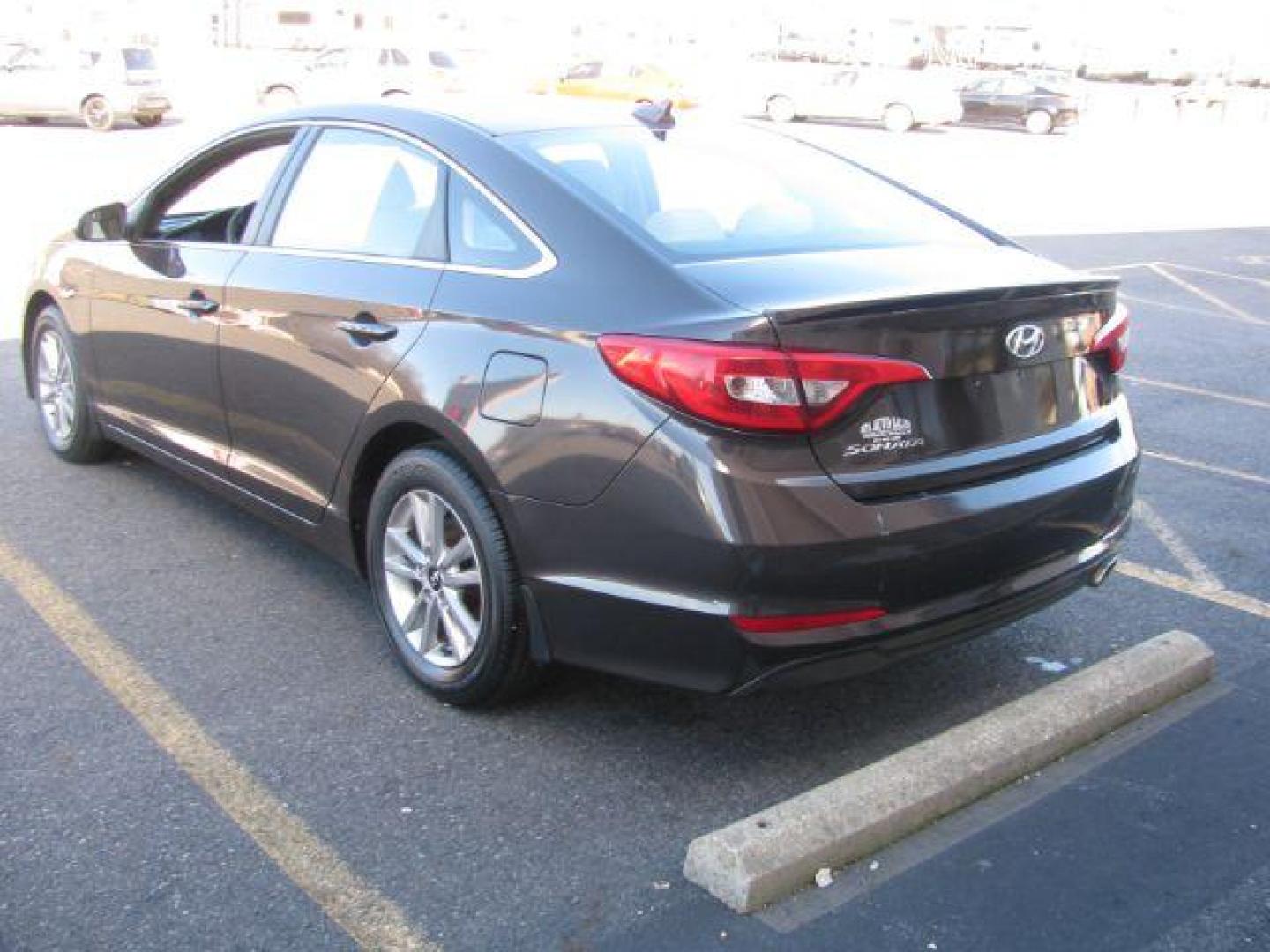 2016 Brown Hyundai Sonata SE (5NPE24AFXGH) with an 2.4L L4 DOHC 16V engine, 7-Speed Automatic transmission, located at 2443 Albert Pike, Hot Springs, AR, 71913, (501) 623-6255, 34.492222, -93.109993 - Photo#2