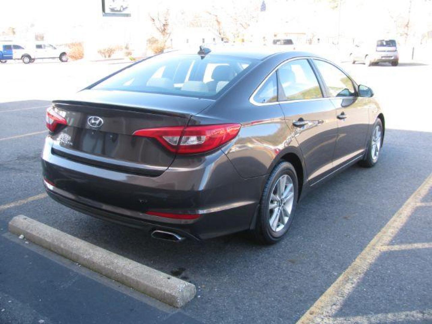 2016 Brown Hyundai Sonata SE (5NPE24AFXGH) with an 2.4L L4 DOHC 16V engine, 7-Speed Automatic transmission, located at 2443 Albert Pike, Hot Springs, AR, 71913, (501) 623-6255, 34.492222, -93.109993 - Photo#3