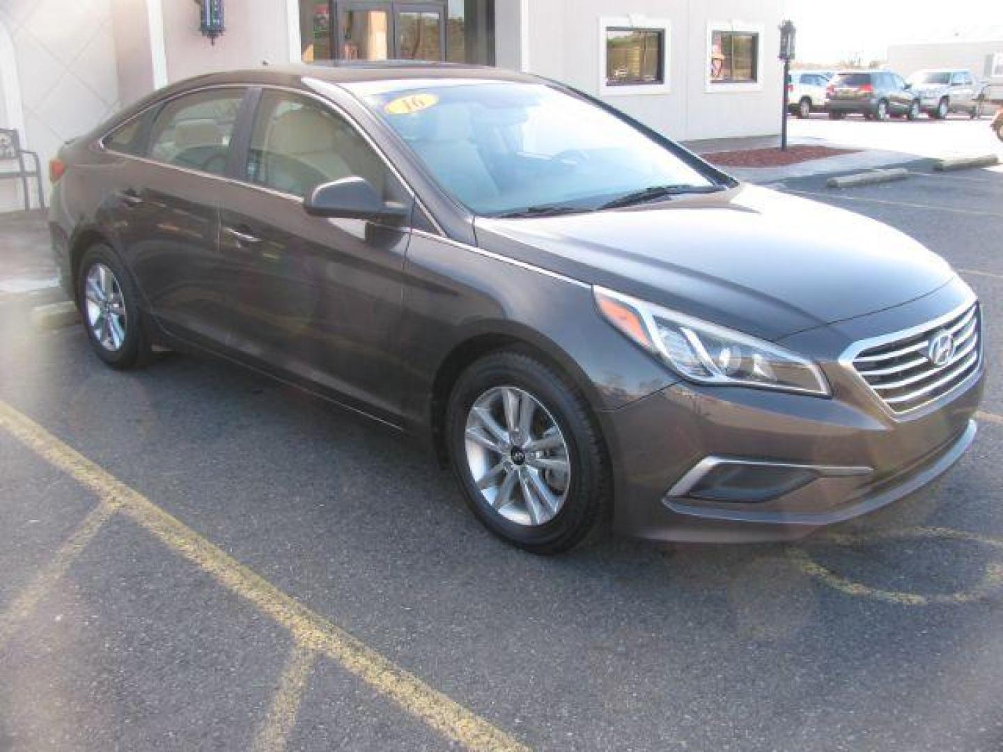 2016 Brown Hyundai Sonata SE (5NPE24AFXGH) with an 2.4L L4 DOHC 16V engine, 7-Speed Automatic transmission, located at 2443 Albert Pike, Hot Springs, AR, 71913, (501) 623-6255, 34.492222, -93.109993 - Photo#5