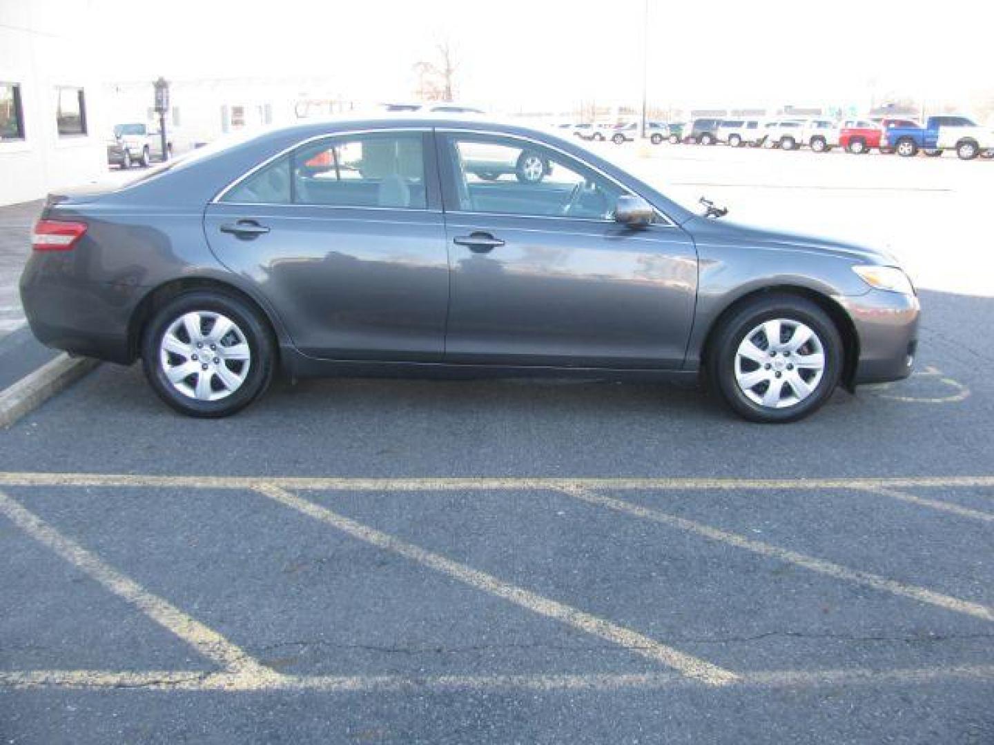 2010 Gray Toyota Camry LE 6-Spd AT (4T4BF3EK8AR) with an 2.5L L4 DOHC 16V engine, 6-Speed Automatic transmission, located at 2443 Albert Pike, Hot Springs, AR, 71913, (501) 623-6255, 34.492222, -93.109993 - Photo#4