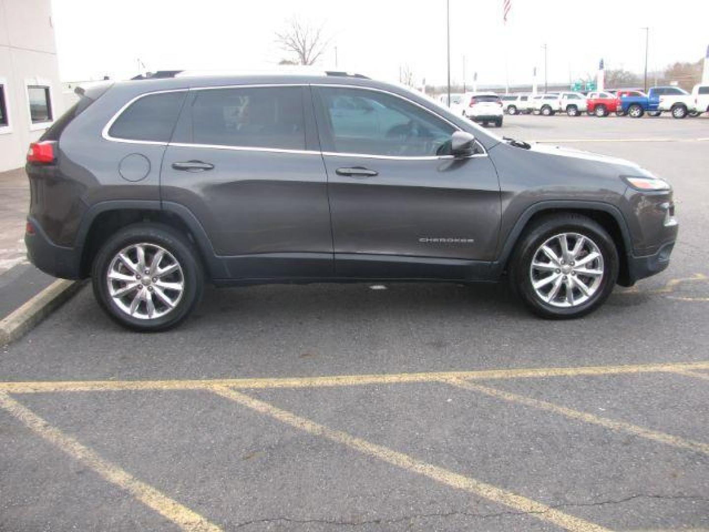 2015 Gray Jeep Cherokee Limited FWD (1C4PJLDS4FW) with an 3.2L V6 DOHC 24V engine, 9-Speed Automatic transmission, located at 2443 Albert Pike, Hot Springs, AR, 71913, (501) 623-6255, 34.492222, -93.109993 - Photo#4