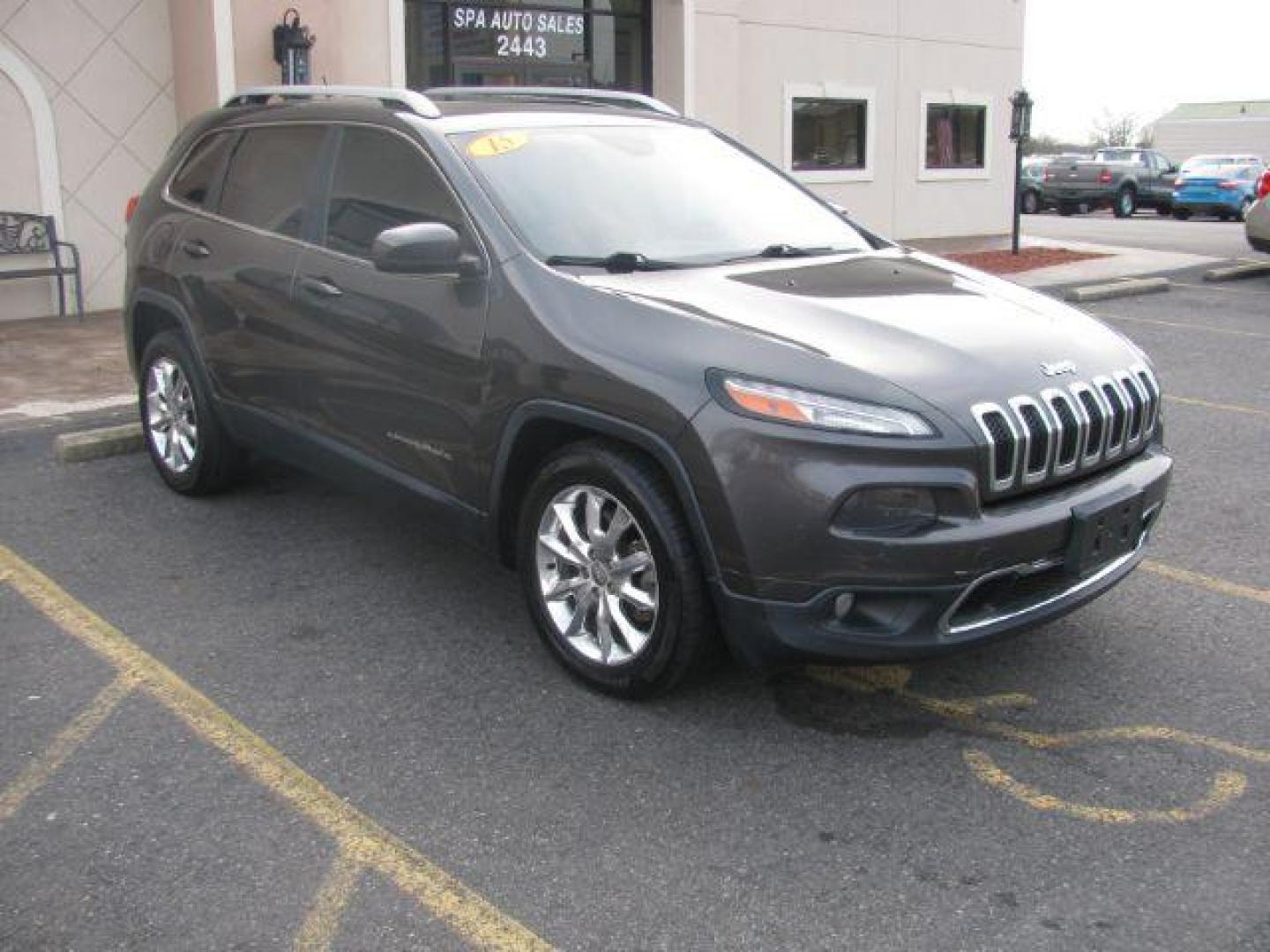 2015 Gray Jeep Cherokee Limited FWD (1C4PJLDS4FW) with an 3.2L V6 DOHC 24V engine, 9-Speed Automatic transmission, located at 2443 Albert Pike, Hot Springs, AR, 71913, (501) 623-6255, 34.492222, -93.109993 - Photo#5