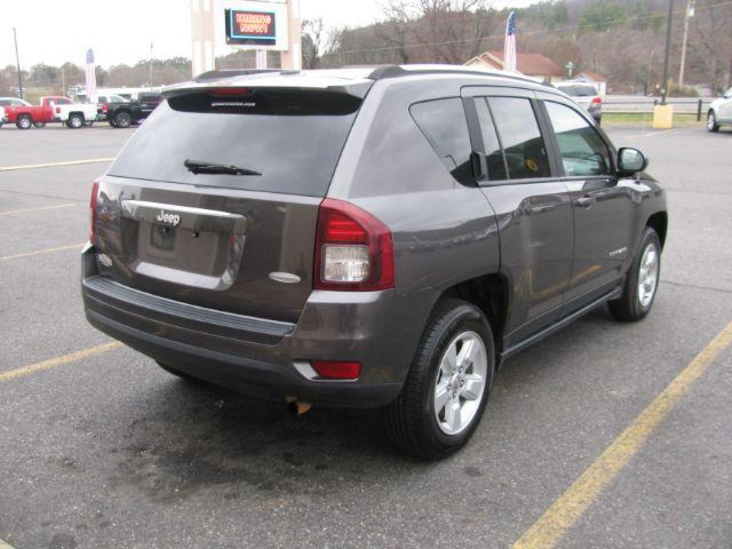 2016 Gray Jeep Compass Latitude FWD (1C4NJCEA1GD) with an 2.0L L4 DOHC 16V engine, Continuously Variable Transmission transmission, located at 2443 Albert Pike, Hot Springs, AR, 71913, (501) 623-6255, 34.492222, -93.109993 - Photo#3