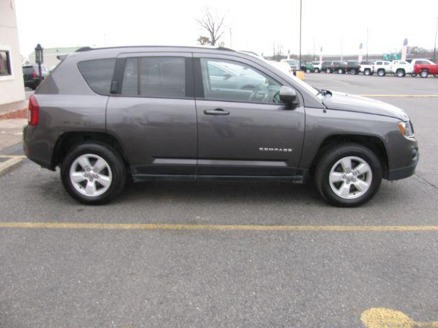 2016 Gray Jeep Compass Latitude FWD (1C4NJCEA1GD) with an 2.0L L4 DOHC 16V engine, Continuously Variable Transmission transmission, located at 2443 Albert Pike, Hot Springs, AR, 71913, (501) 623-6255, 34.492222, -93.109993 - Photo#4