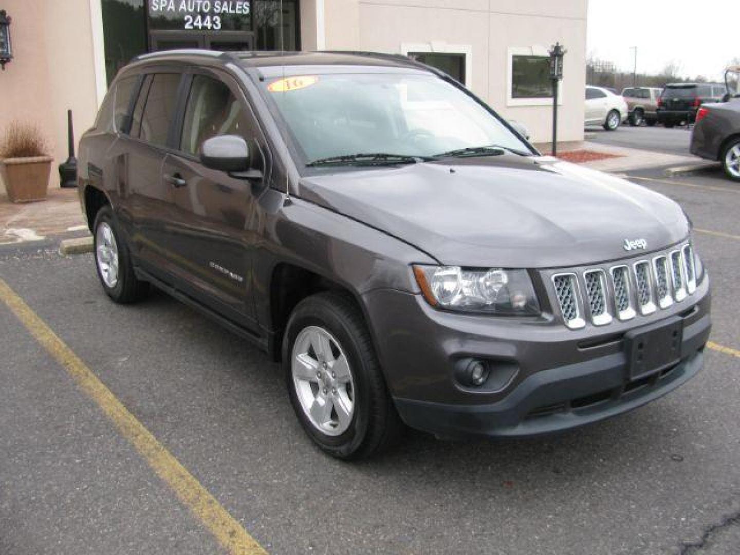 2016 Gray Jeep Compass Latitude FWD (1C4NJCEA1GD) with an 2.0L L4 DOHC 16V engine, Continuously Variable Transmission transmission, located at 2443 Albert Pike, Hot Springs, AR, 71913, (501) 623-6255, 34.492222, -93.109993 - Photo#5