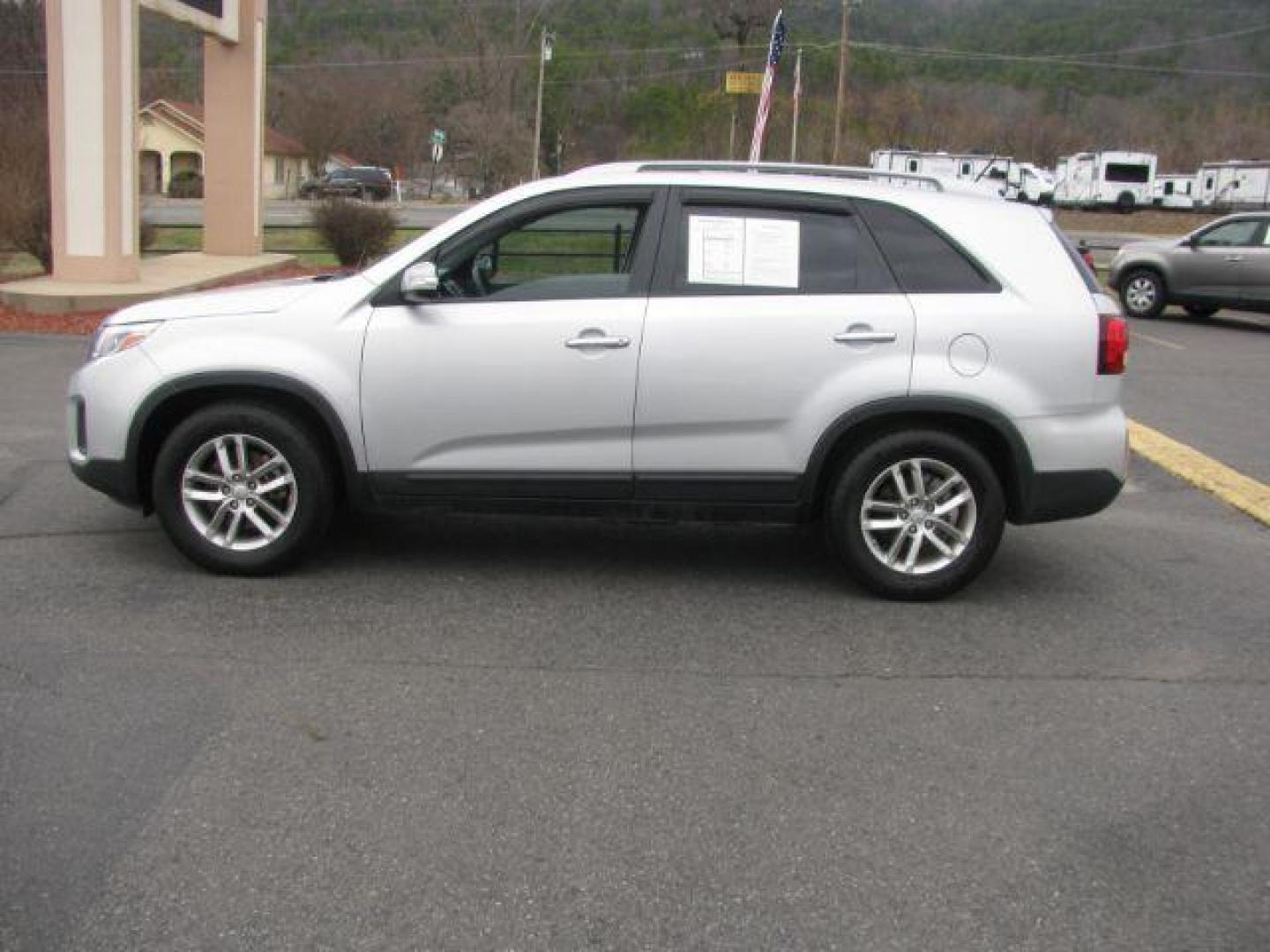 2014 Silver Kia Sorento LX V6 FWD (5XYKT4A70EG) with an 3.3L V6 DOHC 24V engine, 6-Speed Automatic transmission, located at 2443 Albert Pike, Hot Springs, AR, 71913, (501) 623-6255, 34.492222, -93.109993 - Photo#1