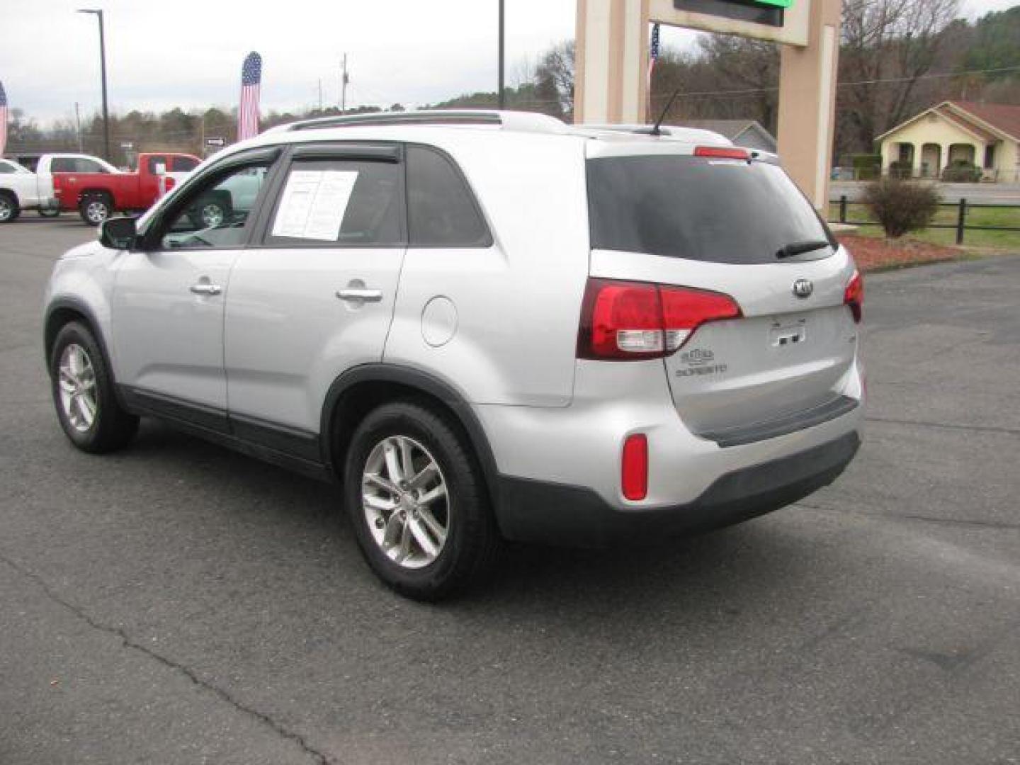 2014 Silver Kia Sorento LX V6 FWD (5XYKT4A70EG) with an 3.3L V6 DOHC 24V engine, 6-Speed Automatic transmission, located at 2443 Albert Pike, Hot Springs, AR, 71913, (501) 623-6255, 34.492222, -93.109993 - Photo#2