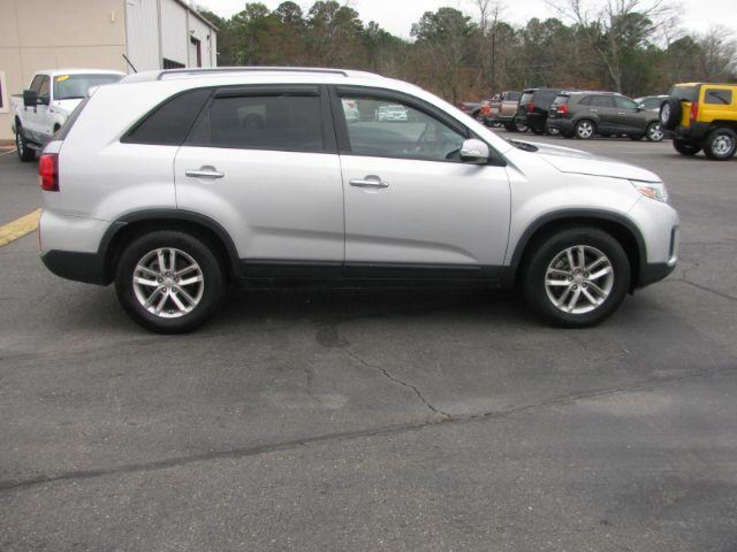 2014 Silver Kia Sorento LX V6 FWD (5XYKT4A70EG) with an 3.3L V6 DOHC 24V engine, 6-Speed Automatic transmission, located at 2443 Albert Pike, Hot Springs, AR, 71913, (501) 623-6255, 34.492222, -93.109993 - Photo#4