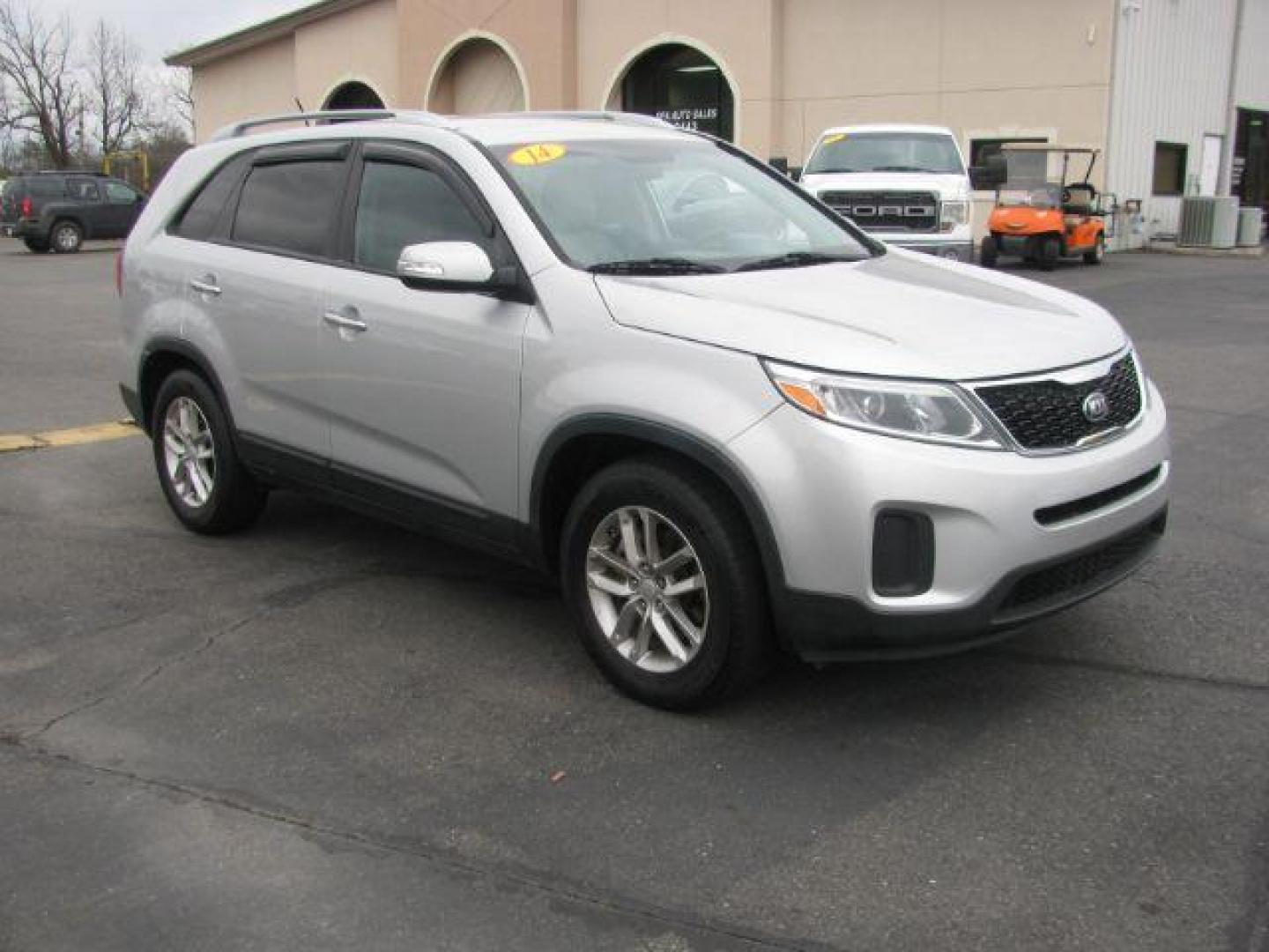 2014 Silver Kia Sorento LX V6 FWD (5XYKT4A70EG) with an 3.3L V6 DOHC 24V engine, 6-Speed Automatic transmission, located at 2443 Albert Pike, Hot Springs, AR, 71913, (501) 623-6255, 34.492222, -93.109993 - Photo#5