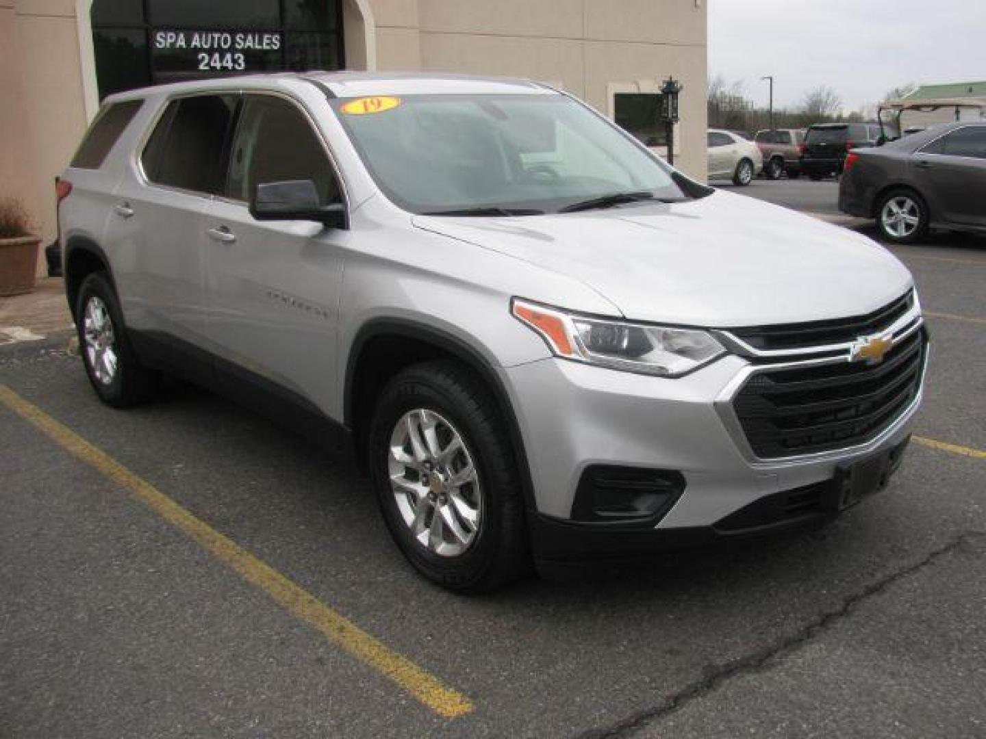 2019 Gray Chevrolet Traverse LS FWD (1GNERFKW3KJ) with an 3.6L V6 DOHC 24V engine, 9-Speed Automatic transmission, located at 2443 Albert Pike, Hot Springs, AR, 71913, (501) 623-6255, 34.492222, -93.109993 - Photo#5