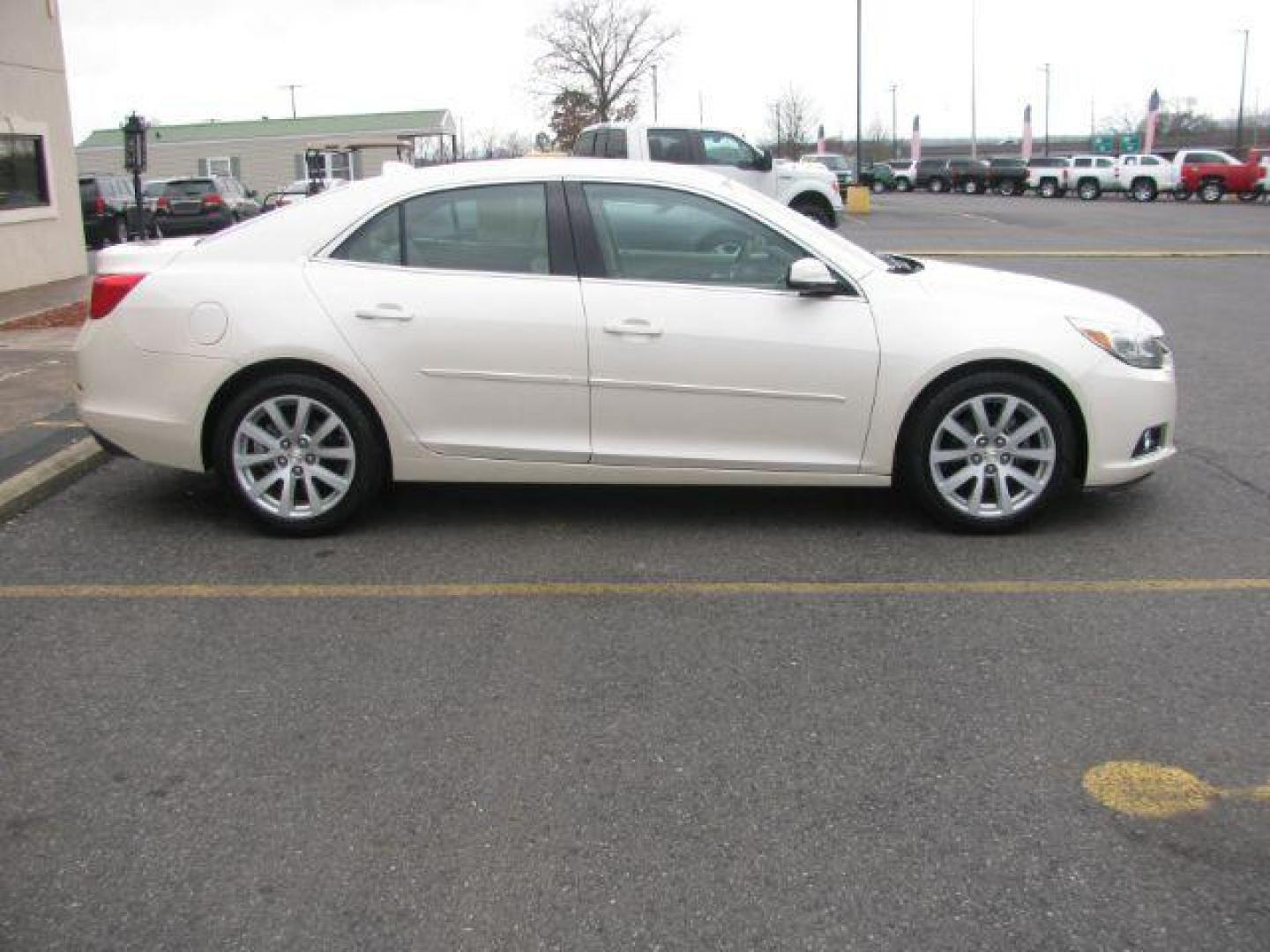 2014 White Chevrolet Malibu 2LT (1G11E5SL5EF) with an 2.5L L4 DOHC 16V engine, 6-Speed Automatic transmission, located at 2443 Albert Pike, Hot Springs, AR, 71913, (501) 623-6255, 34.492222, -93.109993 - Photo#4