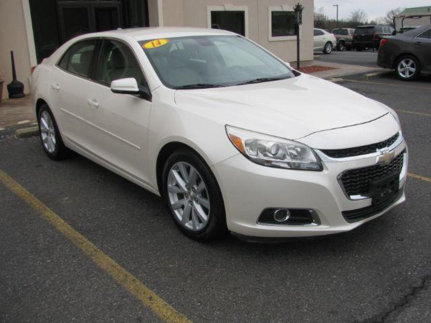 2014 White Chevrolet Malibu 2LT (1G11E5SL5EF) with an 2.5L L4 DOHC 16V engine, 6-Speed Automatic transmission, located at 2443 Albert Pike, Hot Springs, AR, 71913, (501) 623-6255, 34.492222, -93.109993 - Photo#5