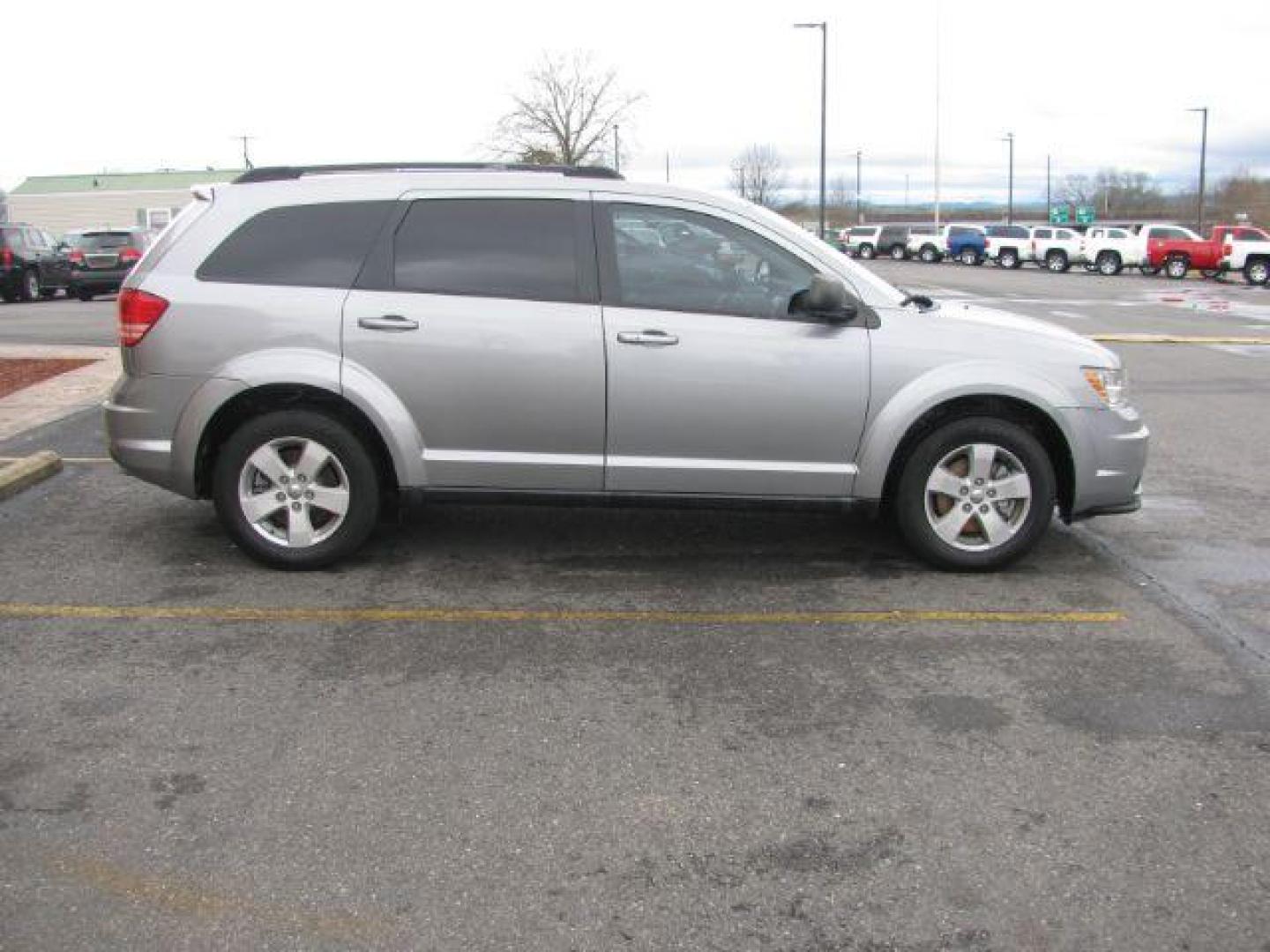 2016 Silver Dodge Journey SE (3C4PDCAB9GT) with an 2.4L L4 DOHC 16V engine, 4-Speed Automatic transmission, located at 2443 Albert Pike, Hot Springs, AR, 71913, (501) 623-6255, 34.492222, -93.109993 - Photo#4