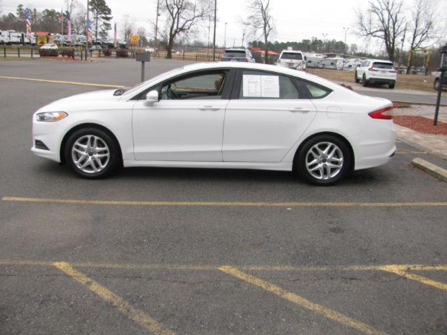 2013 White Ford Fusion SE (3FA6P0HR2DR) with an 1.6L L4 DOHC 16V engine, located at 2443 Albert Pike, Hot Springs, AR, 71913, (501) 623-6255, 34.492222, -93.109993 - Photo#1