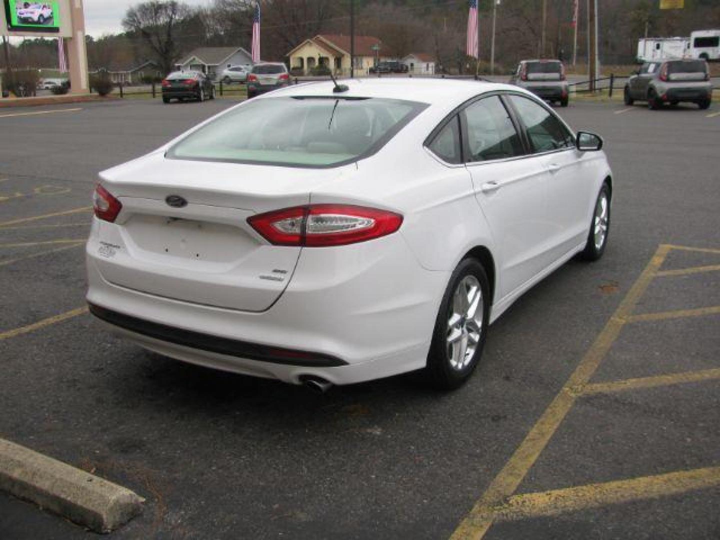 2013 White Ford Fusion SE (3FA6P0HR2DR) with an 1.6L L4 DOHC 16V engine, located at 2443 Albert Pike, Hot Springs, AR, 71913, (501) 623-6255, 34.492222, -93.109993 - Photo#3