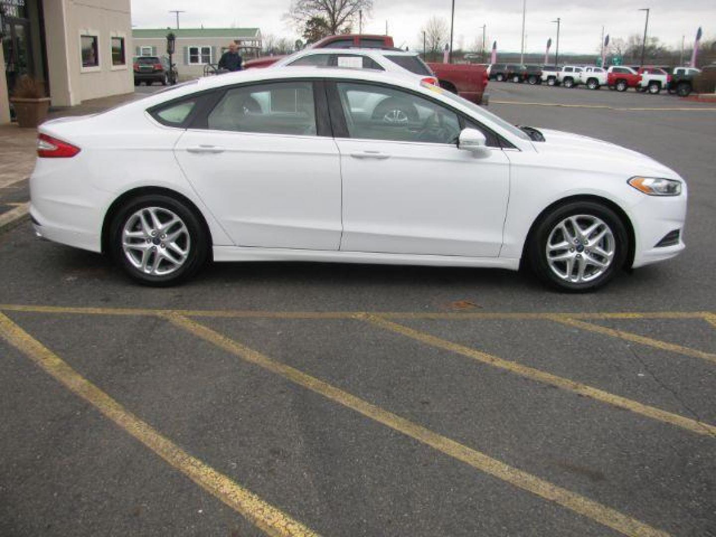 2013 White Ford Fusion SE (3FA6P0HR2DR) with an 1.6L L4 DOHC 16V engine, located at 2443 Albert Pike, Hot Springs, AR, 71913, (501) 623-6255, 34.492222, -93.109993 - Photo#4