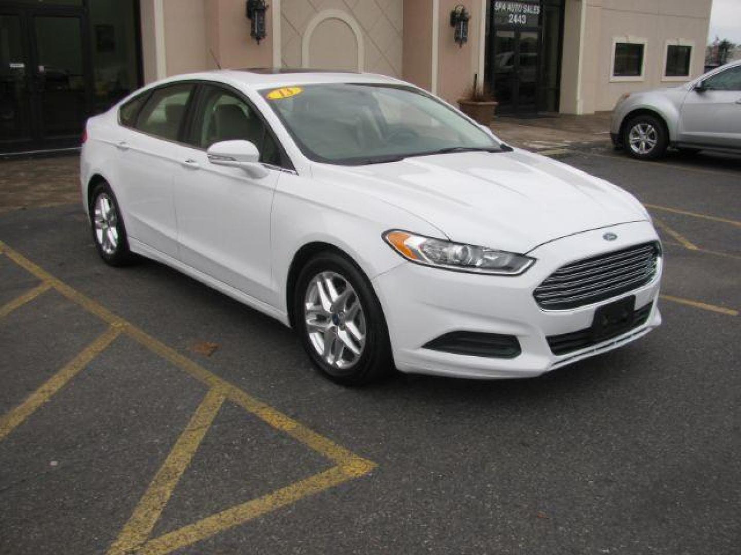 2013 White Ford Fusion SE (3FA6P0HR2DR) with an 1.6L L4 DOHC 16V engine, located at 2443 Albert Pike, Hot Springs, AR, 71913, (501) 623-6255, 34.492222, -93.109993 - Photo#5