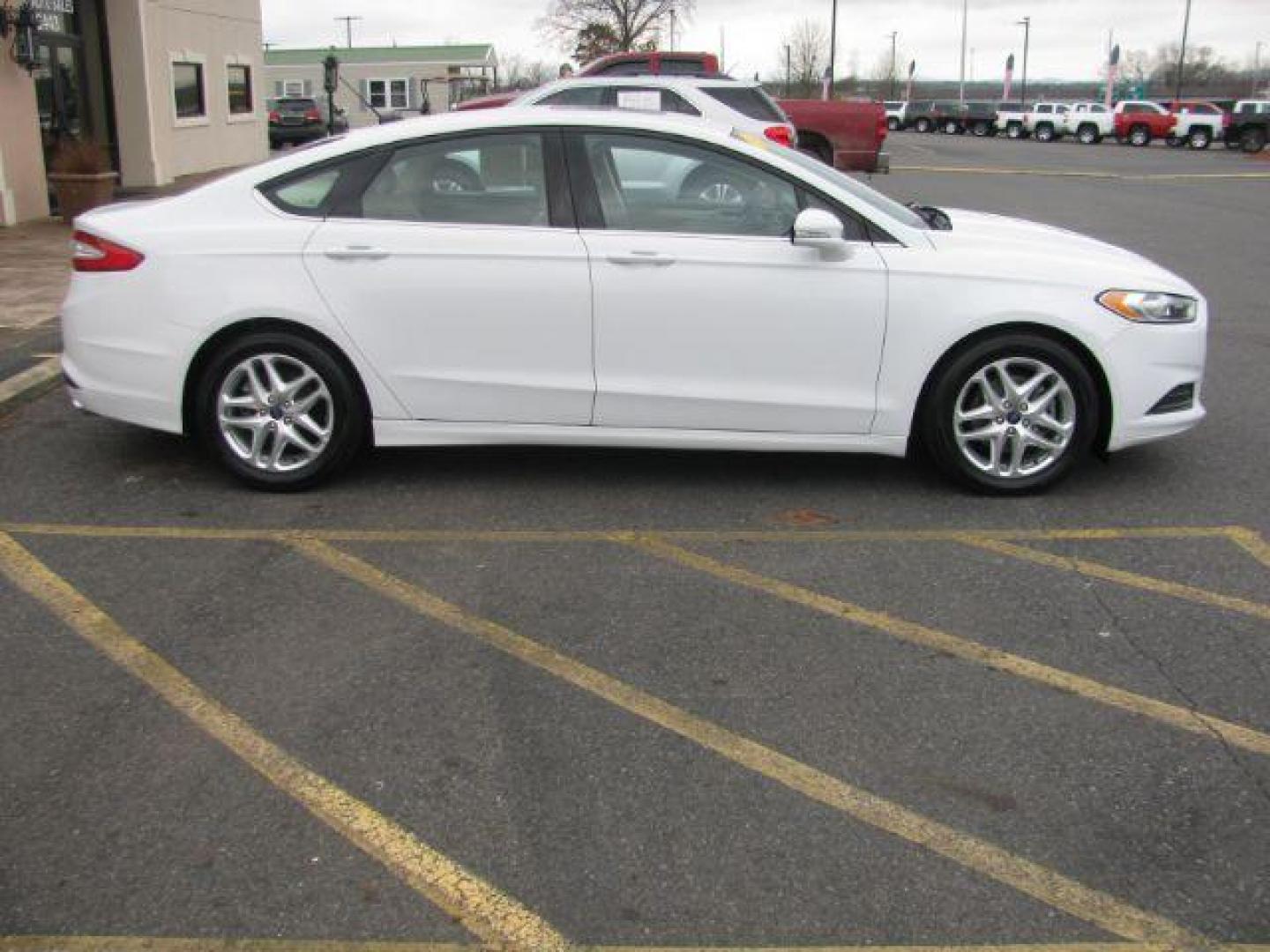 2013 White Ford Fusion SE (3FA6P0HR2DR) with an 1.6L L4 DOHC 16V engine, located at 2443 Albert Pike, Hot Springs, AR, 71913, (501) 623-6255, 34.492222, -93.109993 - Photo#6