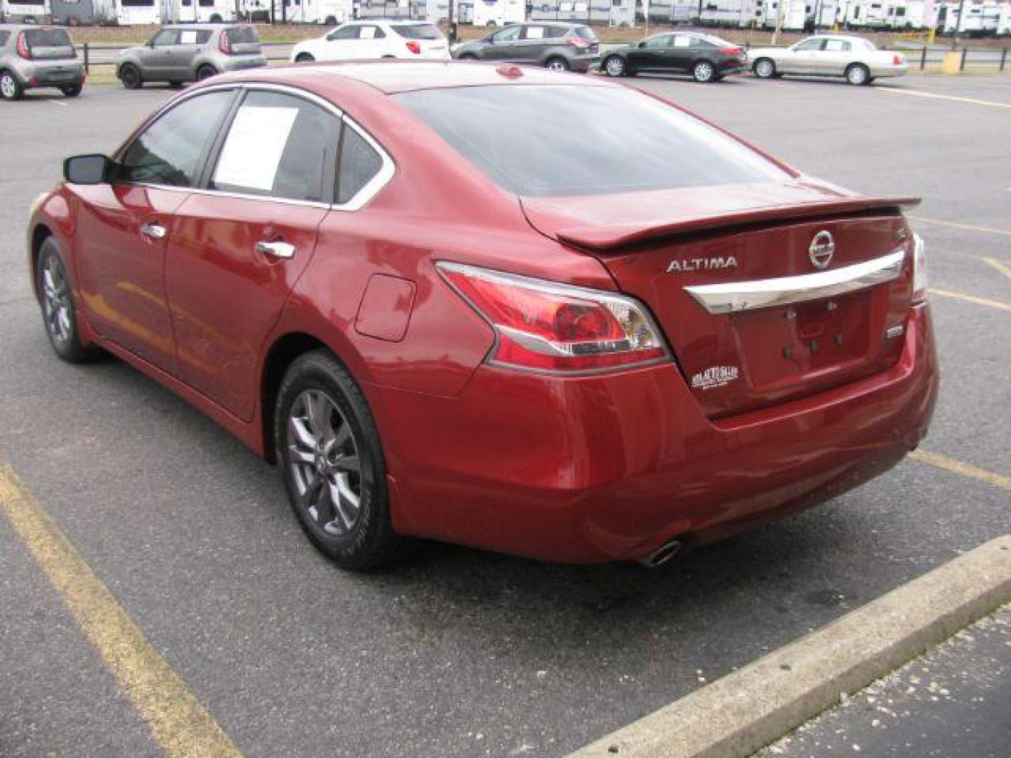 2015 Maroon Nissan Altima 2.5 (1N4AL3AP5FC) with an 2.5L L4 DOHC 16V engine, Continuously Variable Transmission transmission, located at 2443 Albert Pike, Hot Springs, AR, 71913, (501) 623-6255, 34.492222, -93.109993 - Photo#2