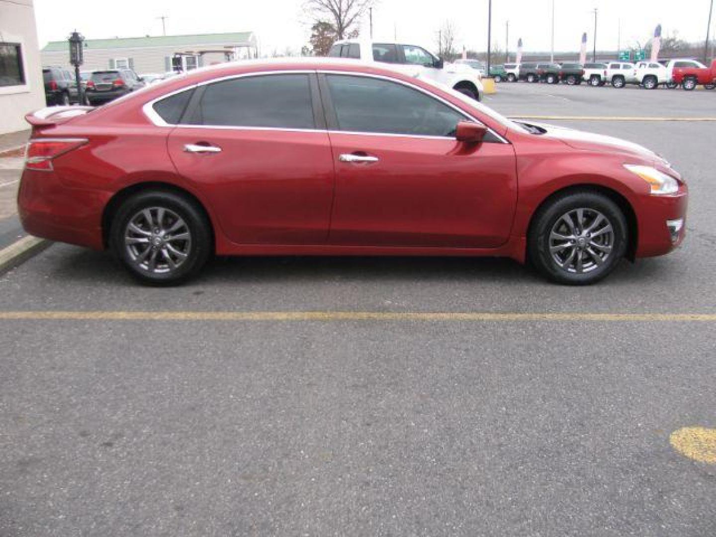 2015 Maroon Nissan Altima 2.5 (1N4AL3AP5FC) with an 2.5L L4 DOHC 16V engine, Continuously Variable Transmission transmission, located at 2443 Albert Pike, Hot Springs, AR, 71913, (501) 623-6255, 34.492222, -93.109993 - Photo#4