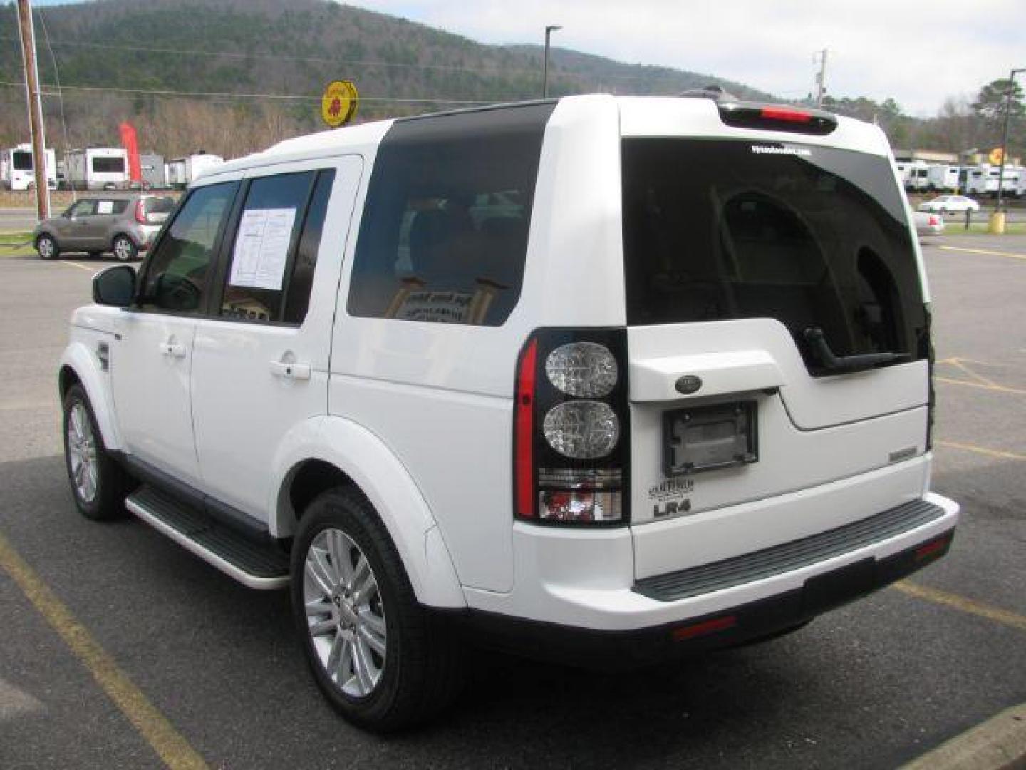 2015 White Land Rover LR4 HSE Luxury (SALAK2V65FA) with an 3.0L V6 DOHV 24V engine, 6-Speed Automatic transmission, located at 2443 Albert Pike, Hot Springs, AR, 71913, (501) 623-6255, 34.492222, -93.109993 - Photo#2