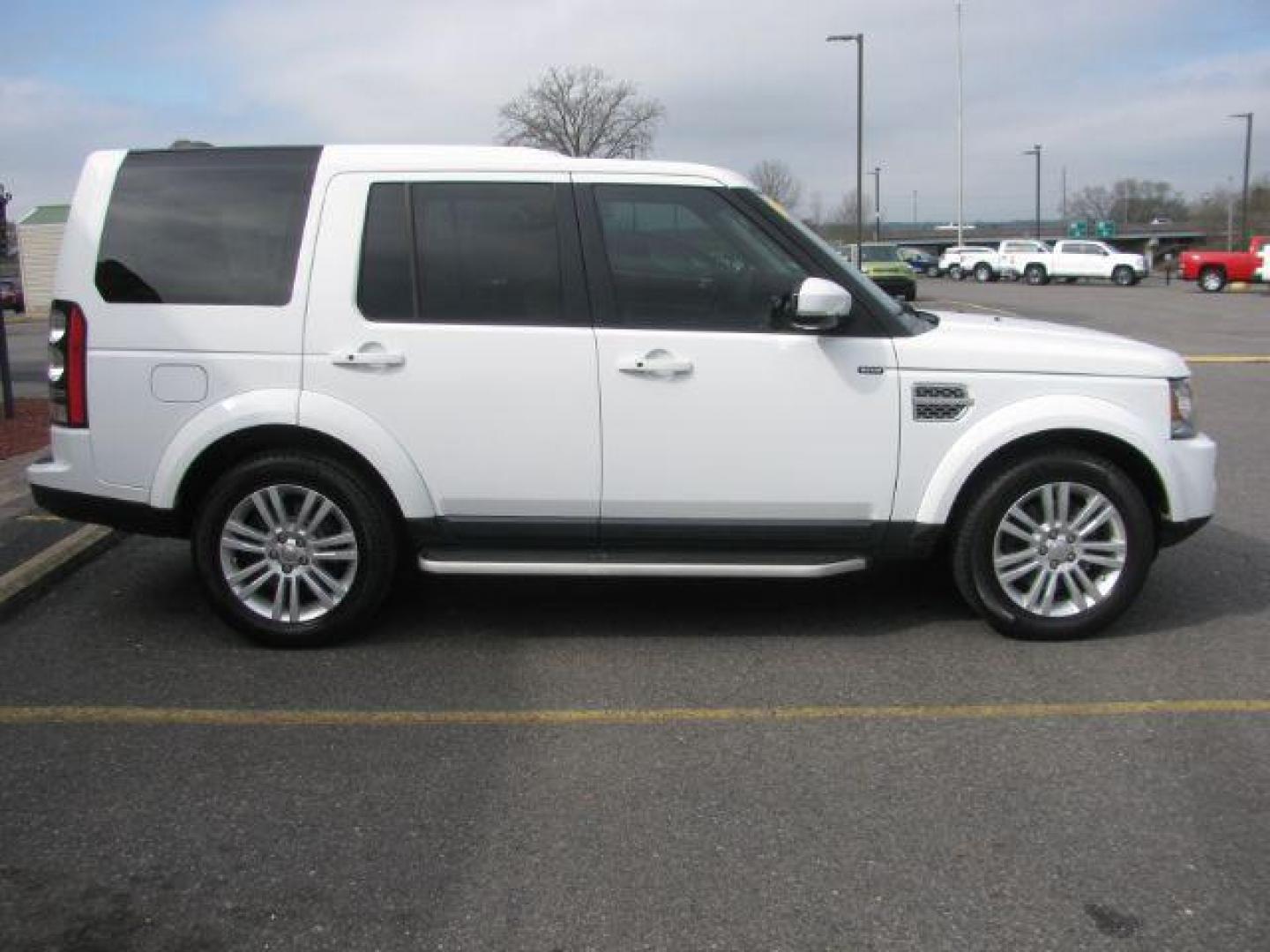 2015 White Land Rover LR4 HSE Luxury (SALAK2V65FA) with an 3.0L V6 DOHV 24V engine, 6-Speed Automatic transmission, located at 2443 Albert Pike, Hot Springs, AR, 71913, (501) 623-6255, 34.492222, -93.109993 - Photo#4