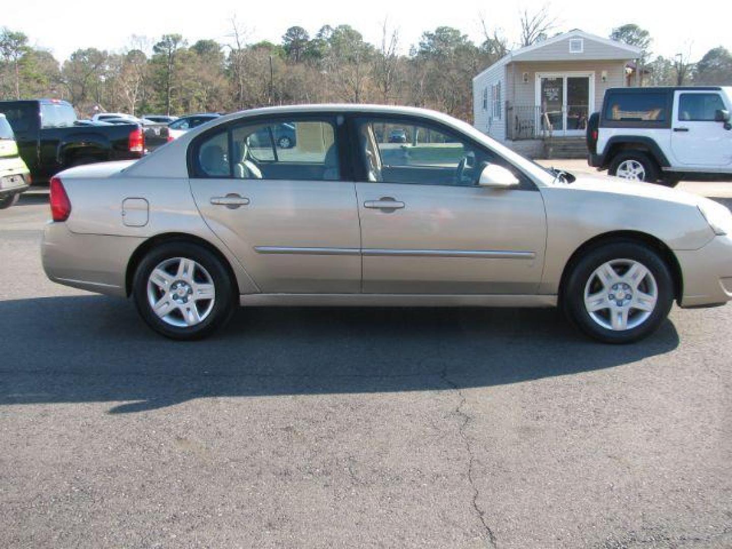 2006 Gold Chevrolet Malibu LT (1G1ZT51816F) with an 3.5L V6 OHV 12V engine, 4-Speed Automatic transmission, located at 2443 Albert Pike, Hot Springs, AR, 71913, (501) 623-6255, 34.492222, -93.109993 - Photo#4