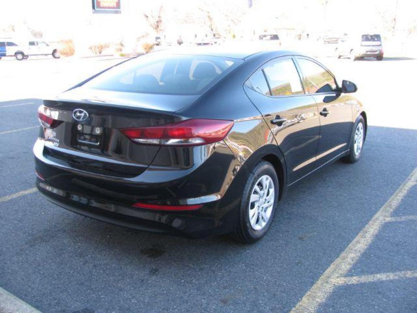 2018 Black Hyundai Elantra SE 6AT (5NPD74LF0JH) with an 1.8L L4 DOHC 16V engine, 6-Speed Automatic transmission, located at 2443 Albert Pike, Hot Springs, AR, 71913, (501) 623-6255, 34.492222, -93.109993 - All listed features may not be available!!!! - Photo#3