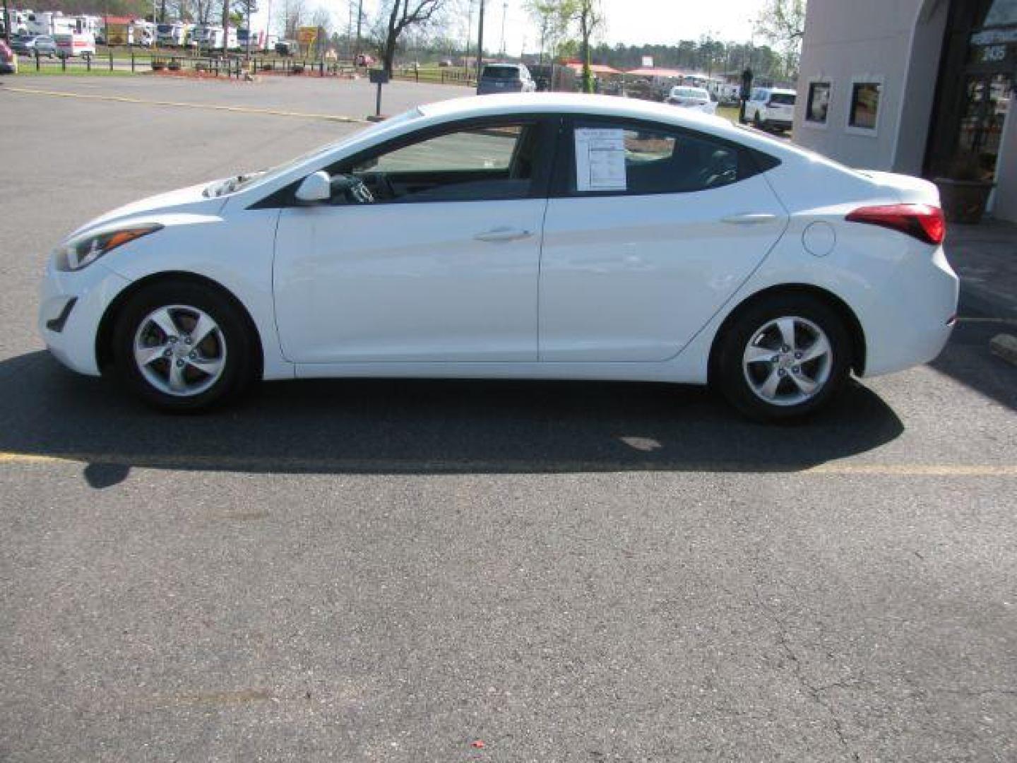 2014 White Hyundai Elantra GLS A/T (5NPDH4AE3EH) with an 1.8L L4 DOHC 16V engine, 6-Speed Automatic transmission, located at 2443 Albert Pike, Hot Springs, AR, 71913, (501) 623-6255, 34.492222, -93.109993 - Photo#4