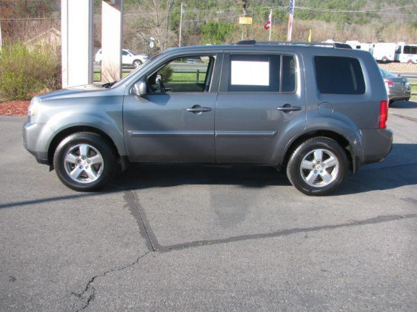 2011 Gray Honda Pilot EX-L 2WD 5-Spd AT with DVD (5FNYF3H63BB) with an 3.5L V6 SOHC 24V engine, 5-Speed Automatic transmission, located at 2443 Albert Pike, Hot Springs, AR, 71913, (501) 623-6255, 34.492222, -93.109993 - Photo#1