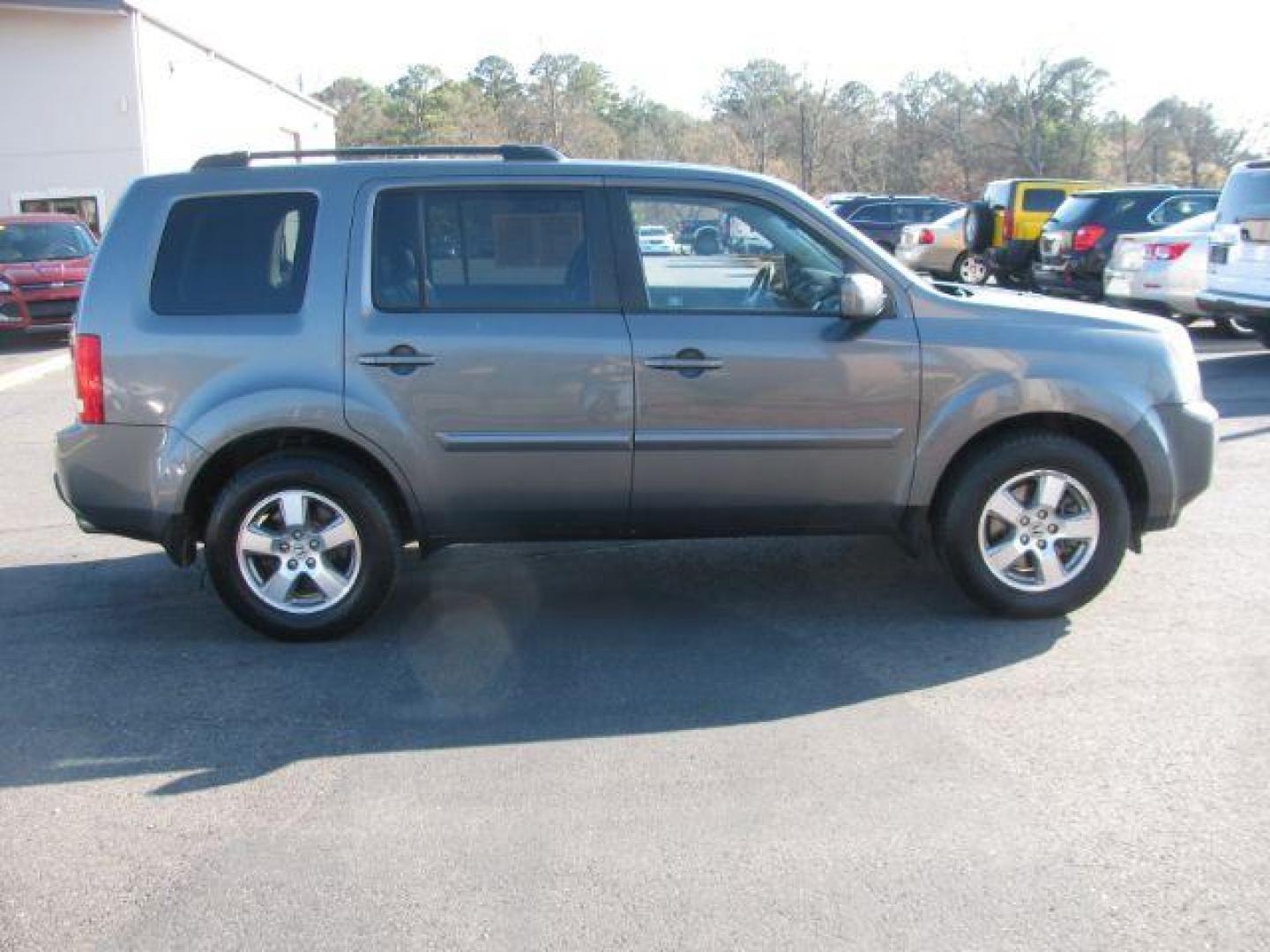 2011 Gray Honda Pilot EX-L 2WD 5-Spd AT with DVD (5FNYF3H63BB) with an 3.5L V6 SOHC 24V engine, 5-Speed Automatic transmission, located at 2443 Albert Pike, Hot Springs, AR, 71913, (501) 623-6255, 34.492222, -93.109993 - Photo#4