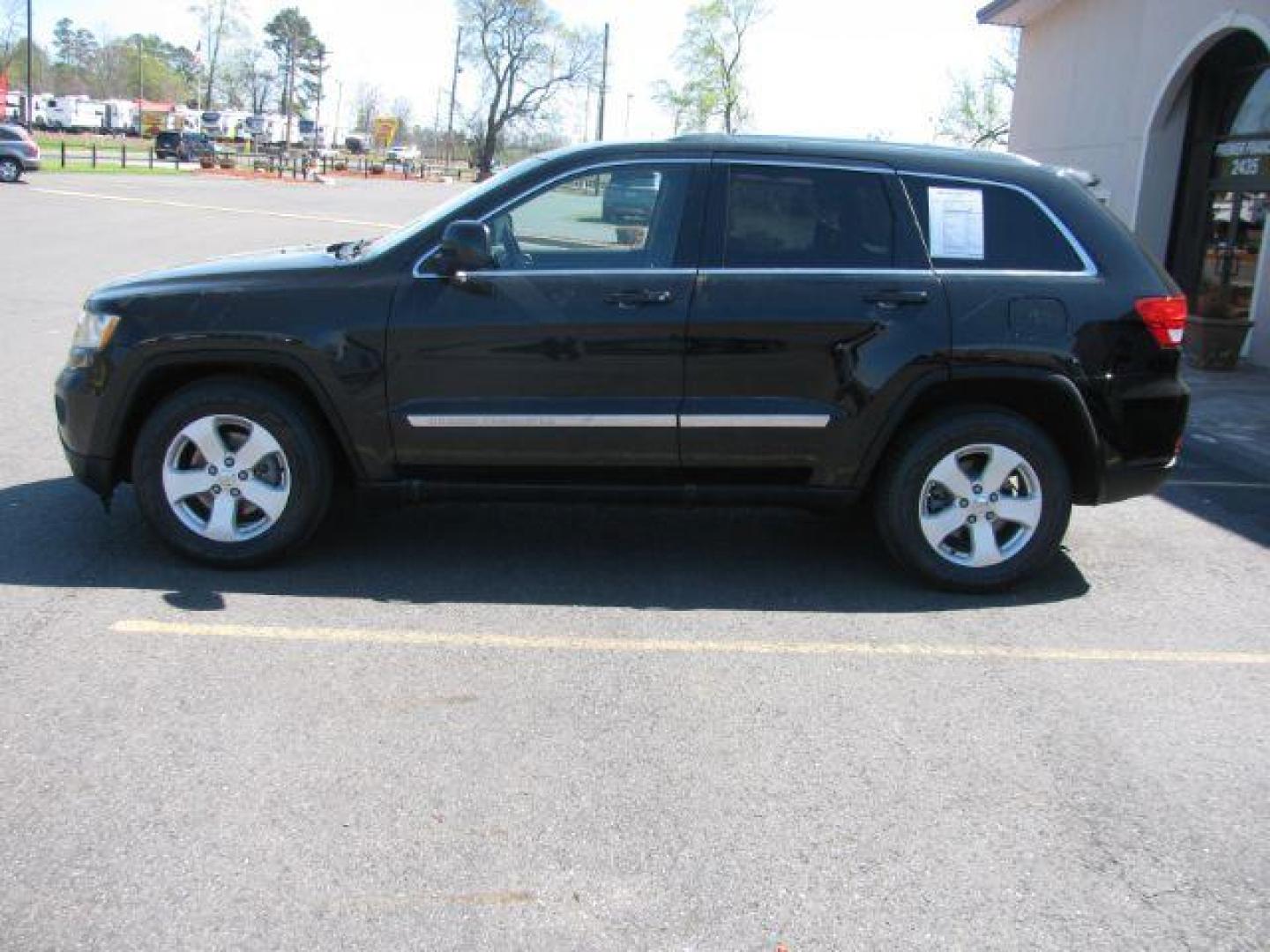 2011 Black Jeep Grand Cherokee Laredo 2WD (1J4RS4GG4BC) with an 3.6L V6 DOHC 24V engine, 5-Speed Automatic transmission, located at 2443 Albert Pike, Hot Springs, AR, 71913, (501) 623-6255, 34.492222, -93.109993 - LISTED FEATURES MAY BE OPTIONAL AND NOT INCLUDED ON THIS VEHICLE!!! - Photo#4