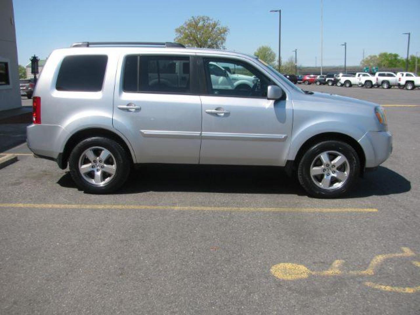 2011 Silver Honda Pilot EX-L 2WD 5-Spd AT (5FNYF3H59BB) with an 3.5L V6 SOHC 24V engine, 5-Speed Automatic transmission, located at 2443 Albert Pike, Hot Springs, AR, 71913, (501) 623-6255, 34.492222, -93.109993 - Photo#1