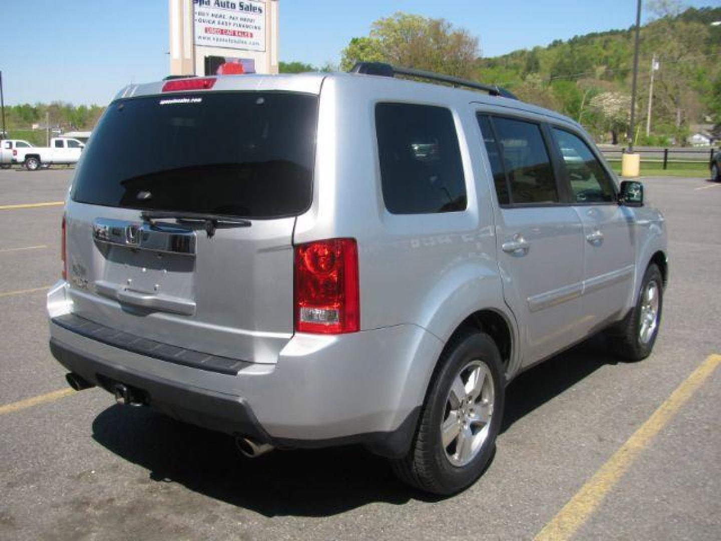 2011 Silver Honda Pilot EX-L 2WD 5-Spd AT (5FNYF3H59BB) with an 3.5L V6 SOHC 24V engine, 5-Speed Automatic transmission, located at 2443 Albert Pike, Hot Springs, AR, 71913, (501) 623-6255, 34.492222, -93.109993 - Photo#2