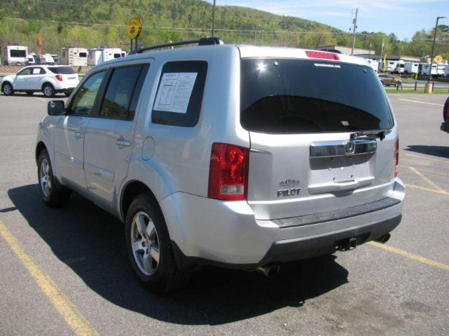 2011 Silver Honda Pilot EX-L 2WD 5-Spd AT (5FNYF3H59BB) with an 3.5L V6 SOHC 24V engine, 5-Speed Automatic transmission, located at 2443 Albert Pike, Hot Springs, AR, 71913, (501) 623-6255, 34.492222, -93.109993 - Photo#3