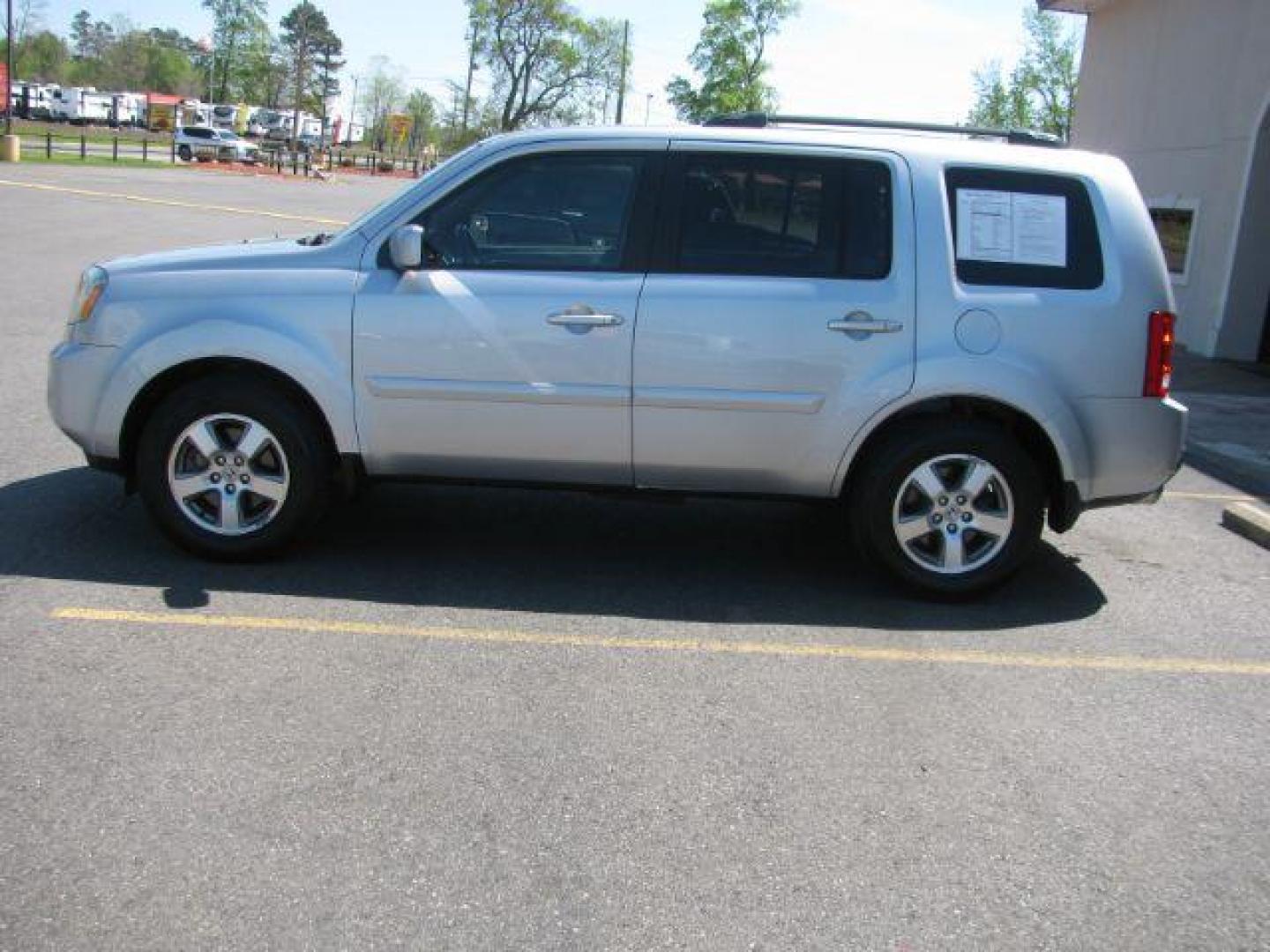 2011 Silver Honda Pilot EX-L 2WD 5-Spd AT (5FNYF3H59BB) with an 3.5L V6 SOHC 24V engine, 5-Speed Automatic transmission, located at 2443 Albert Pike, Hot Springs, AR, 71913, (501) 623-6255, 34.492222, -93.109993 - Photo#4