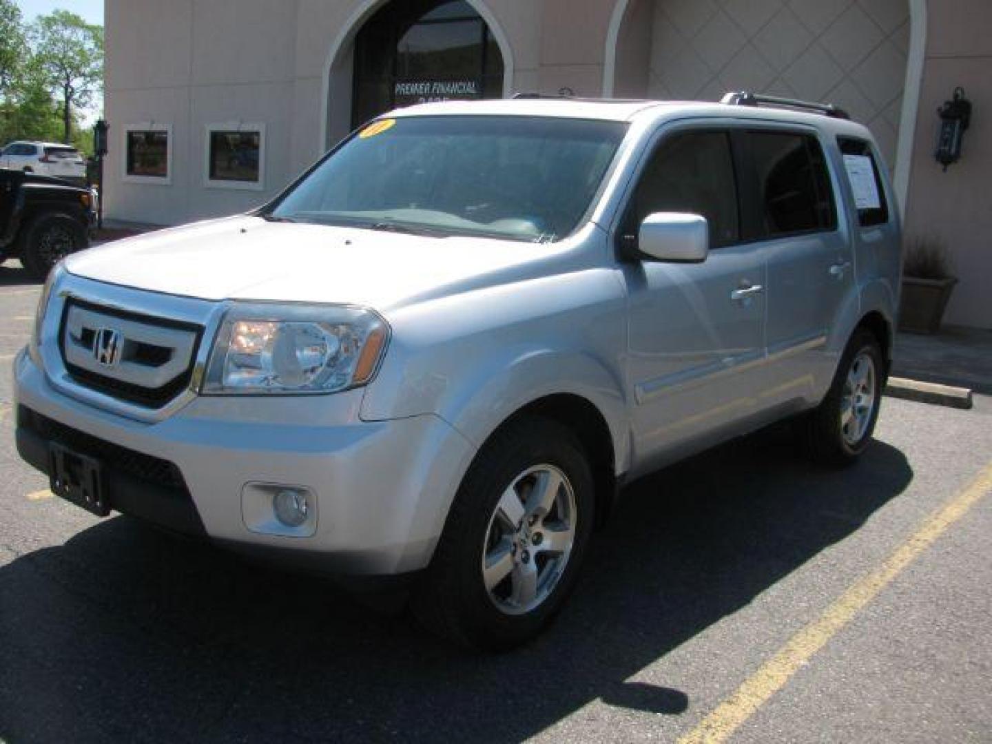 2011 Silver Honda Pilot EX-L 2WD 5-Spd AT (5FNYF3H59BB) with an 3.5L V6 SOHC 24V engine, 5-Speed Automatic transmission, located at 2443 Albert Pike, Hot Springs, AR, 71913, (501) 623-6255, 34.492222, -93.109993 - Photo#5